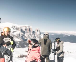 Eine Familie beim Skifahren