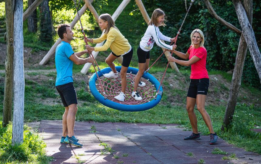 Eine Familie bei der Vogelschaukel