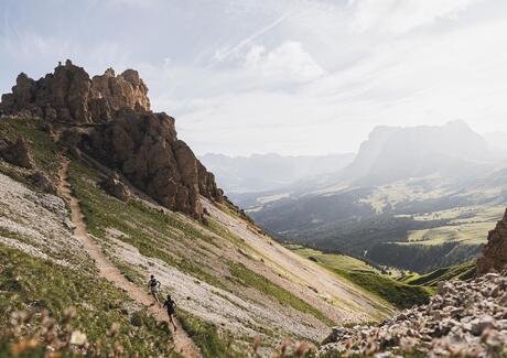 Zwei Personen beim Trailrun auf der Seiser Alm