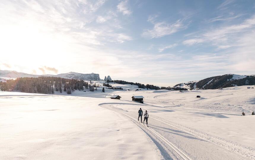 Zwei Personen beim Langlaufen auf der Seiser Alm