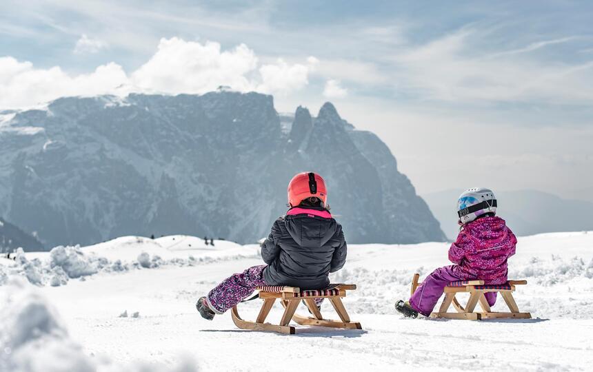 Zwei Kinder beim Rodeln
