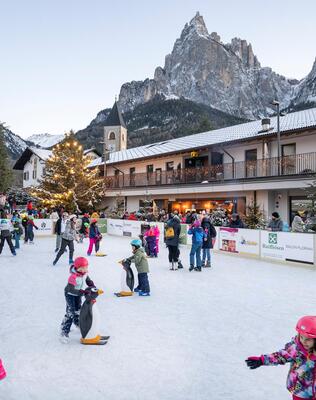 Kinder beim Eislaufen in Völs