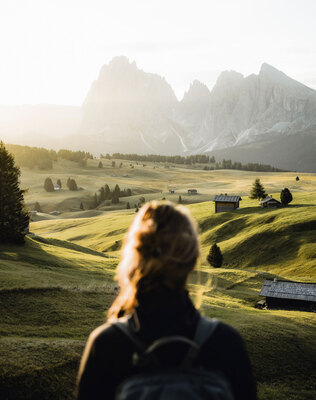 Eine Frau blickt auf die Seiser Alm