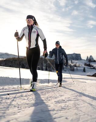 Zwei Personen beim Langlaufen auf der Seiser Alm