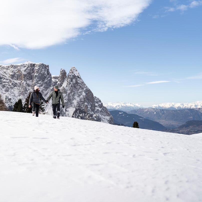 Ein Mann und eine Frau spazieren durch den Schnee