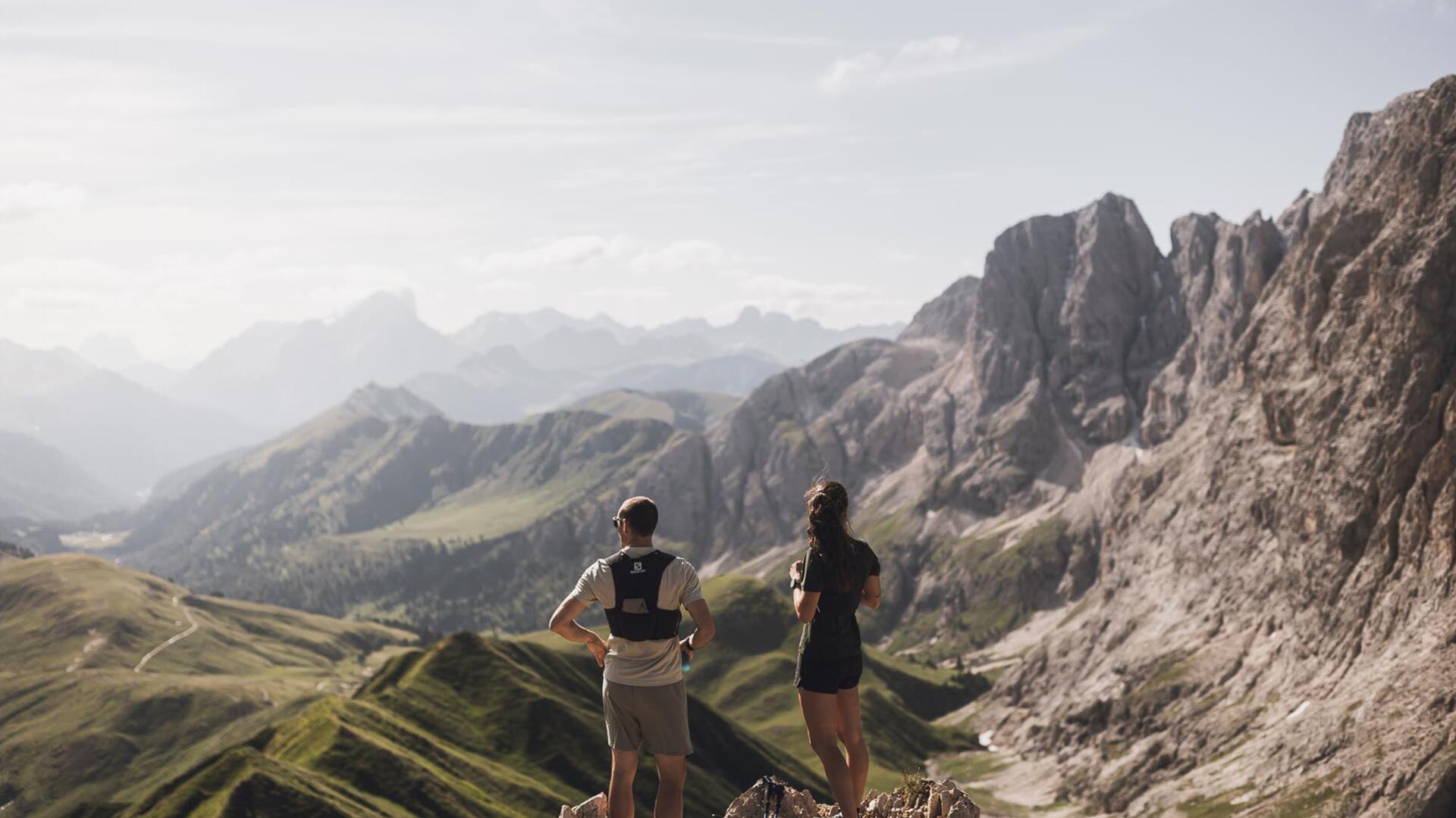 Ein Mann und eine Frau beim Trailrun auf der Seiser Alm