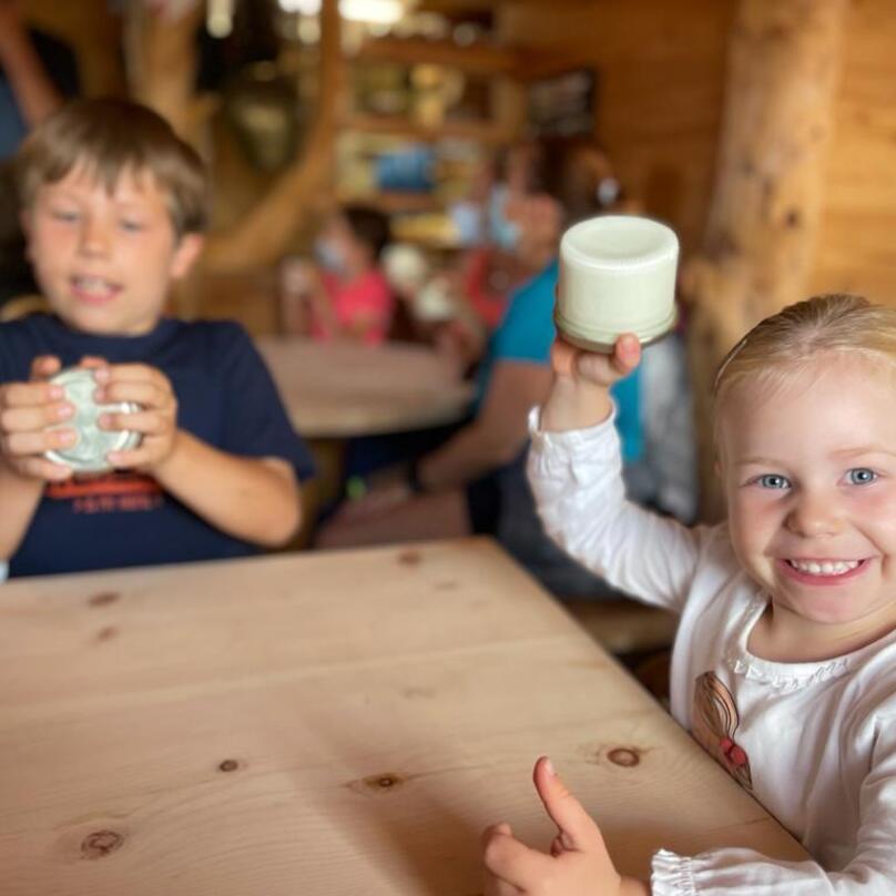 I bambini scoprono il percorso dal latte al formaggio