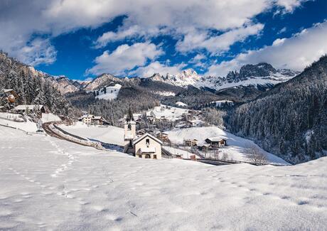 Ein Mann und eine Frau stehen an einem See und blicken auf den Rosengarten