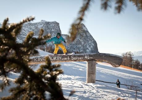 Ein Mann im King Laurin Park Seiser Alm