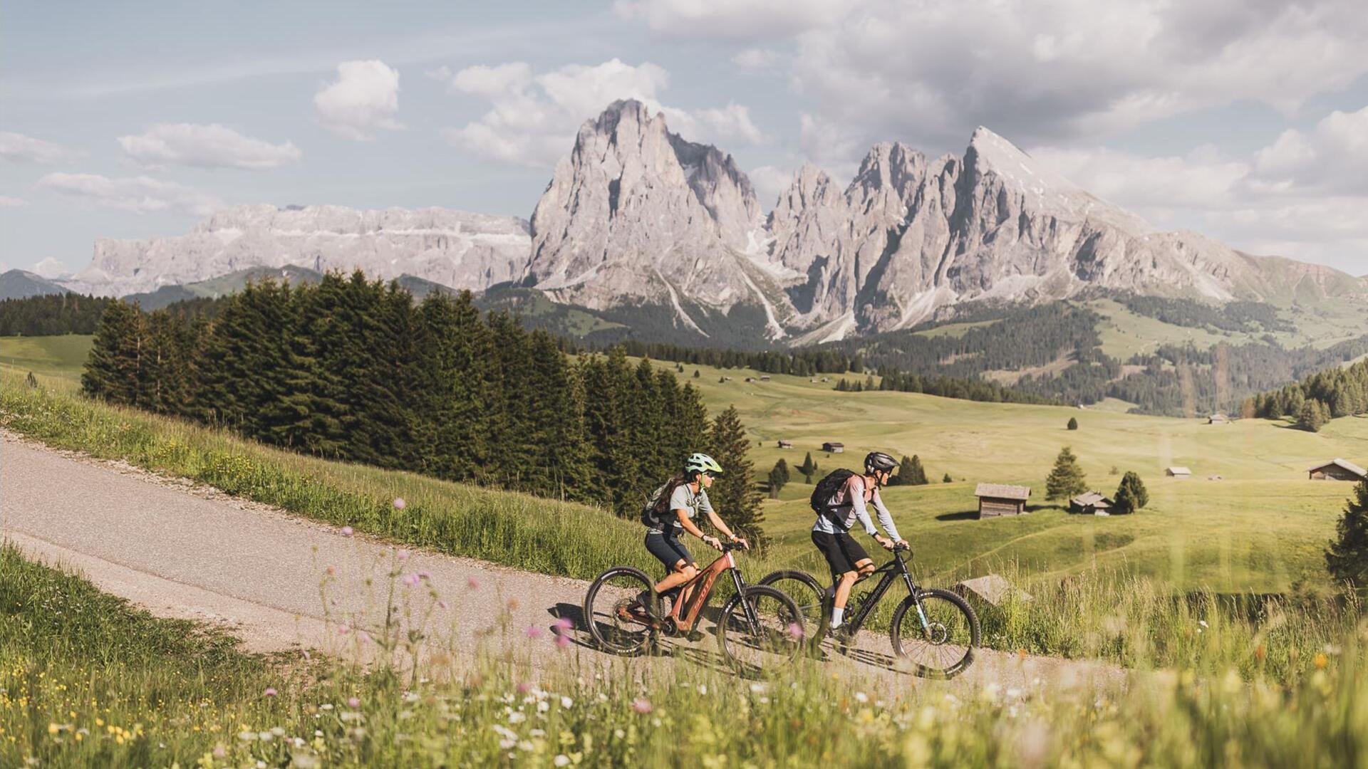 Zwei Mountainbiker sind in den Dolomiten unterwegs