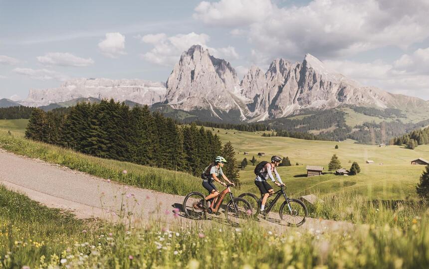 Zwei Mountainbiker sind in den Dolomiten unterwegs