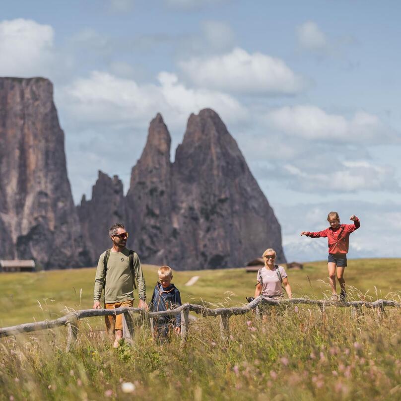 Eine Familie mit zwei Kindern beim Wandern auf der Seiser Alm
