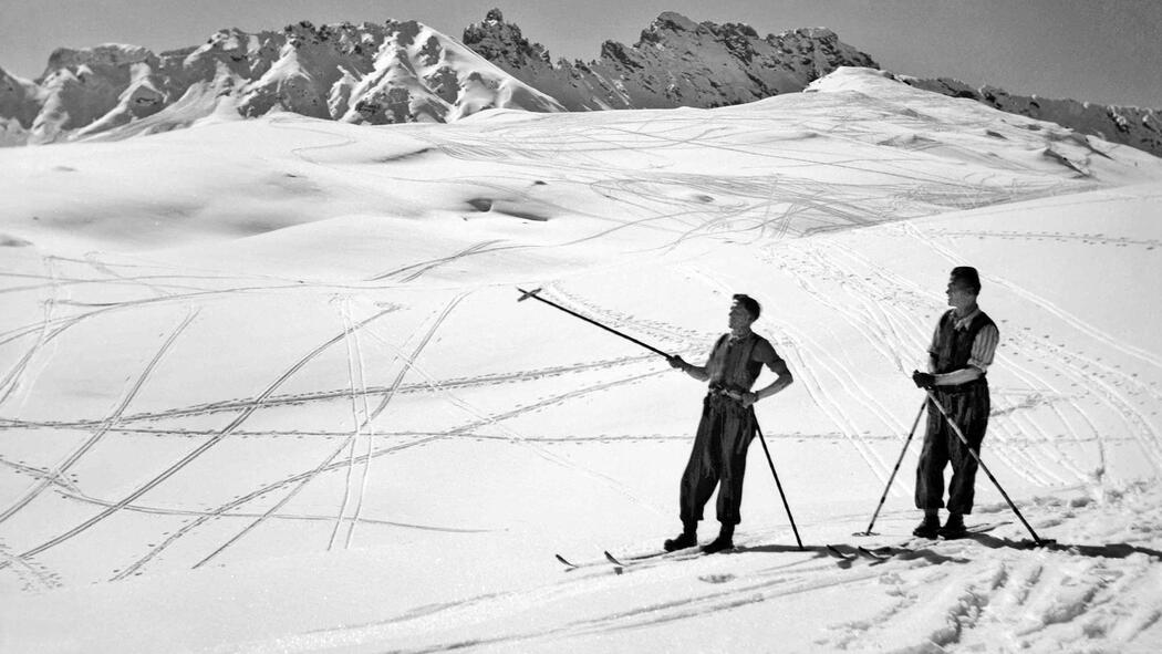Zwei Skifahrer am Goldknopf