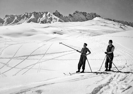 Zwei Skifahrer am Goldknopf