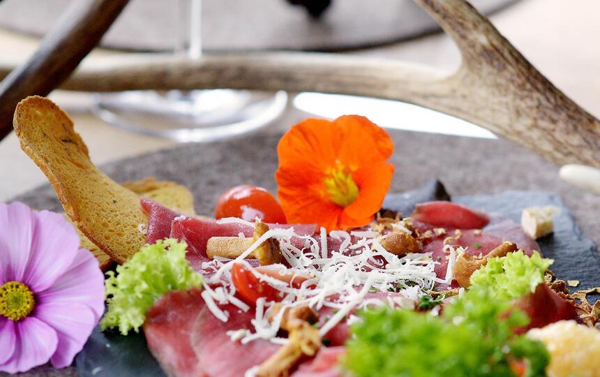 Carne secca dei Grigioni servita con Parmigiano