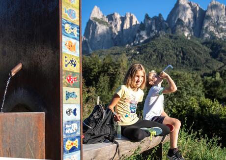 Zwei Kinder auf dem Oswald von Wolkenstein Weg