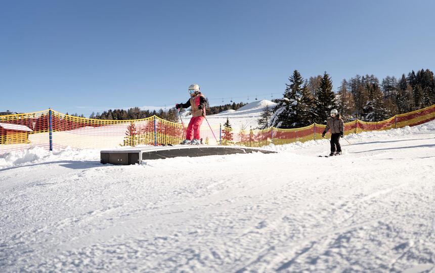 Zwei Kinder im Snowpark Spitzbühl