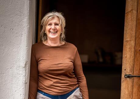 Eine Frau lehnt an einer Tür