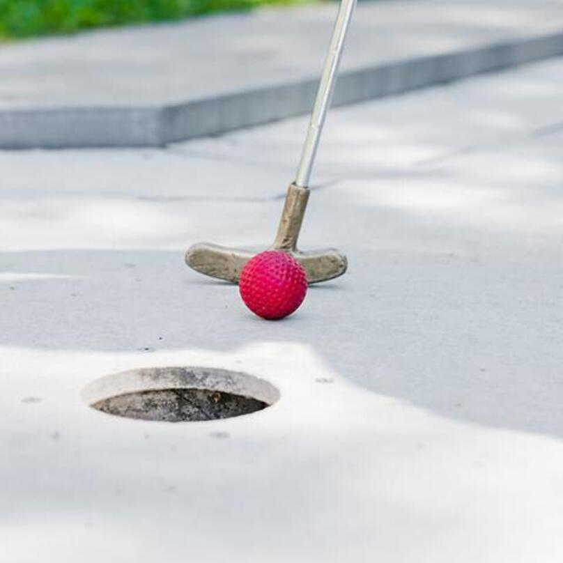 Eine Person spielt MInigolf