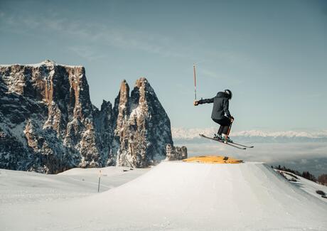 Ein Kind im Snowpark Seiser Alm, im Hintergrund der Schlern
