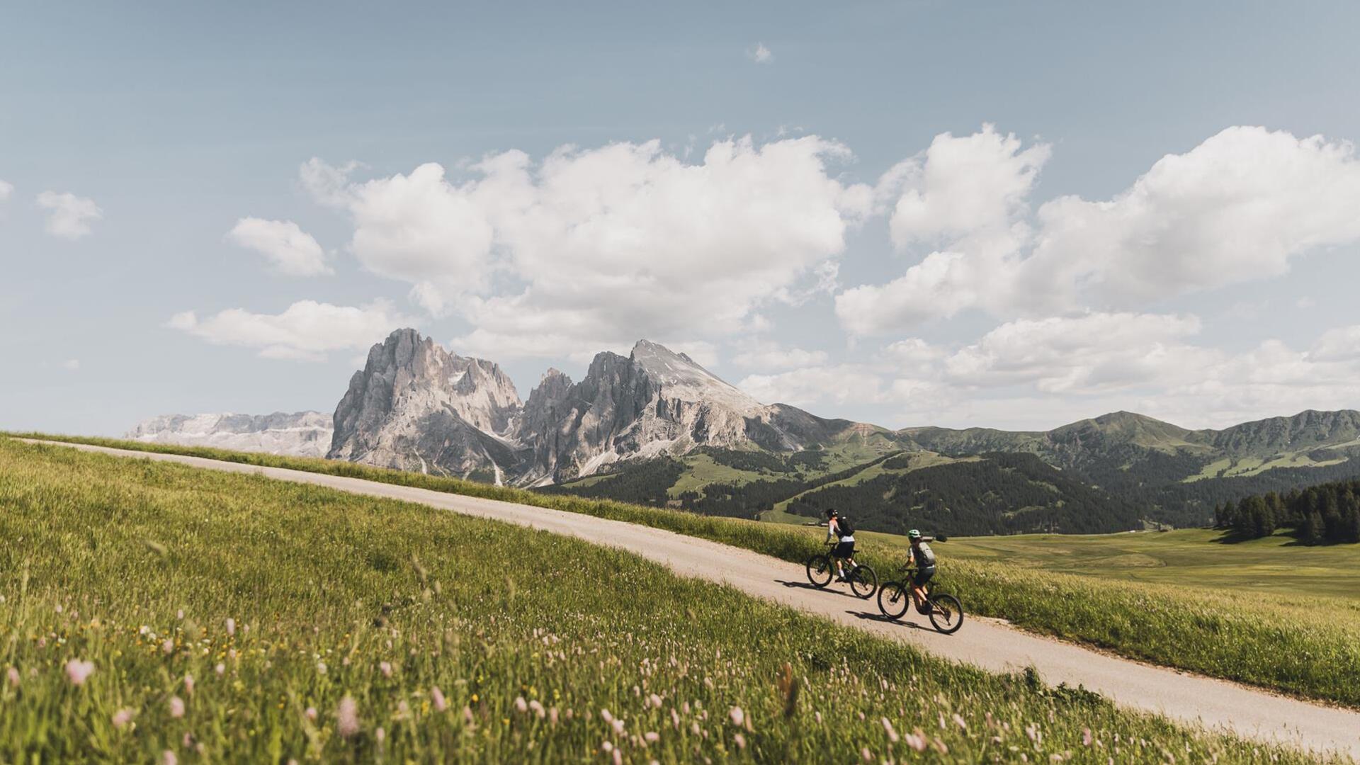Zwei Mountainbiker in den Dolomiten