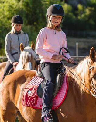 Eine Gruppe von Personen reitet auf Pferden