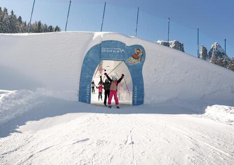 Kinder beim Skifahren in Spitzbühl
