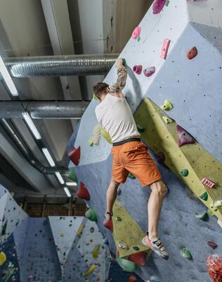 Ein Mann klettert in der Kletterhalle