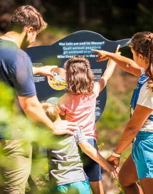 Eine Familie geht einen Themenweg