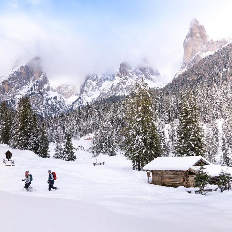 Zwei Personen beim Schneeschuhwandern