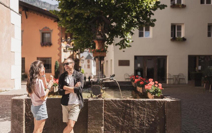 Un uomo e una donna stanno accanto a una fontana