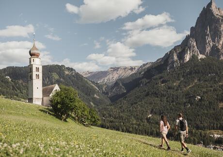 Pfarrkirche von Seis am Schlern, im Hintergrund die Dolomiten