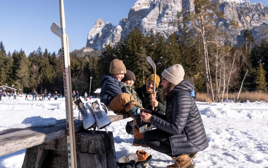 Eine Familie beim Eislaufen