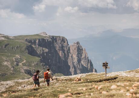 Ein Mann und eine Frau beim Wandern