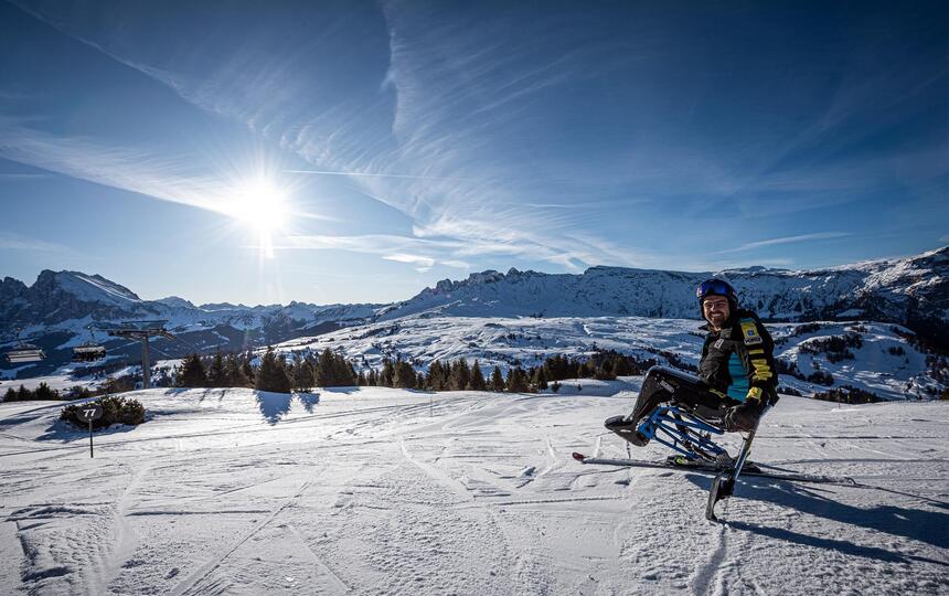 Ein Mann mit Monoski