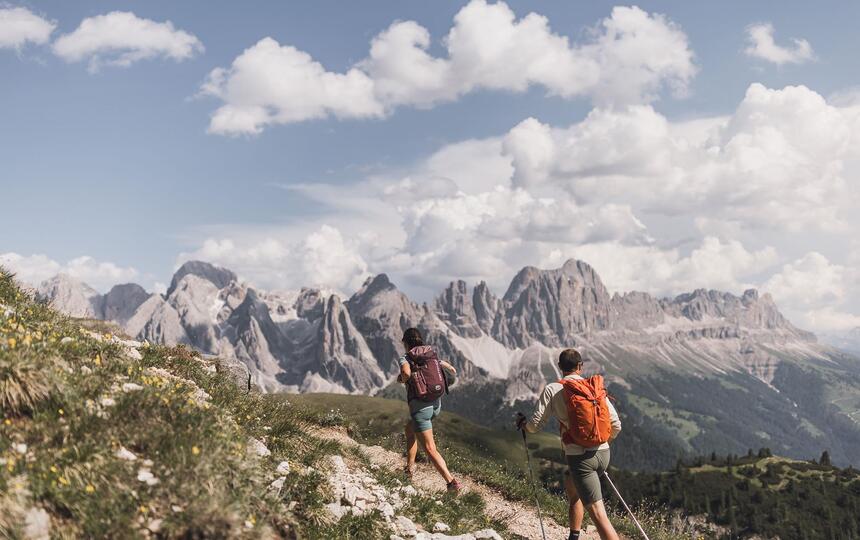 Eine Familie mit zwei Kindern beim Wandern