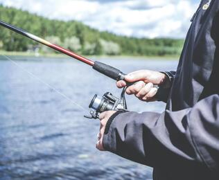 Ein Kind beim Angeln