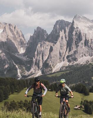 Zwei Mountainbiker sind in den Dolomiten unterwegs