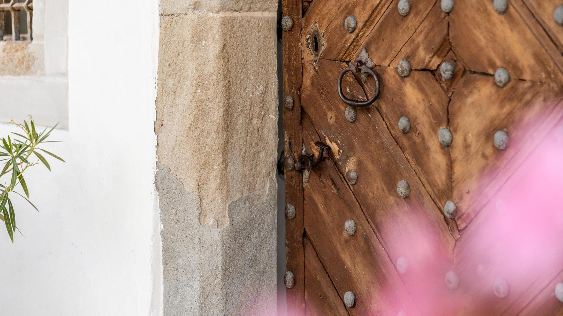 porta in legno antica decorata