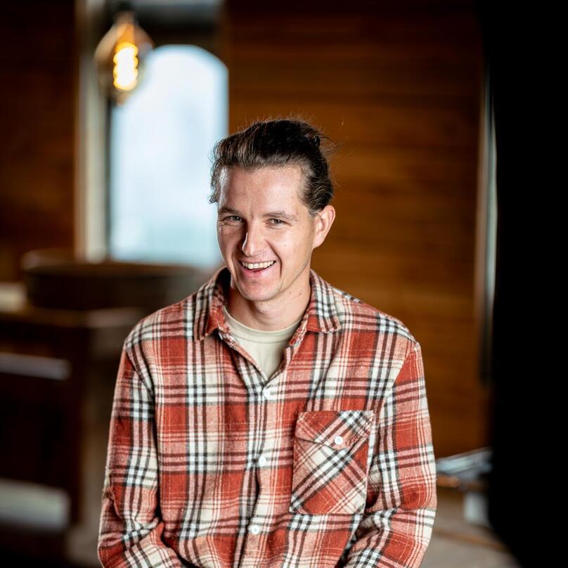 Ein Mann lächelt in die Kamera