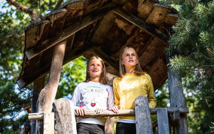 Zwei Kinder auf dem Spielplatz