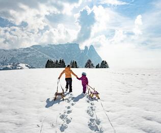 Zwei Kinder beim Rodeln