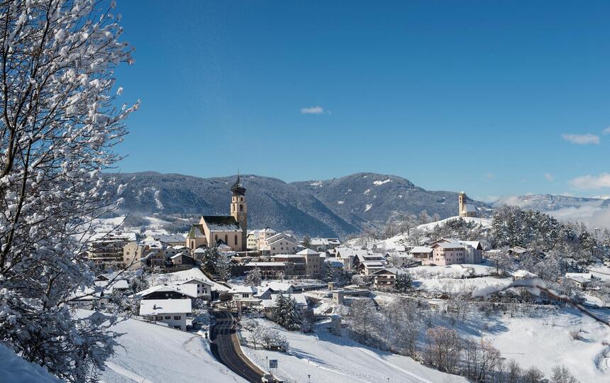 Völs am Schlern mit Schnee bedeckt