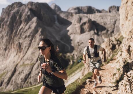 Ein Mann und eine Frau beim Trailrun auf der Seiser Alm