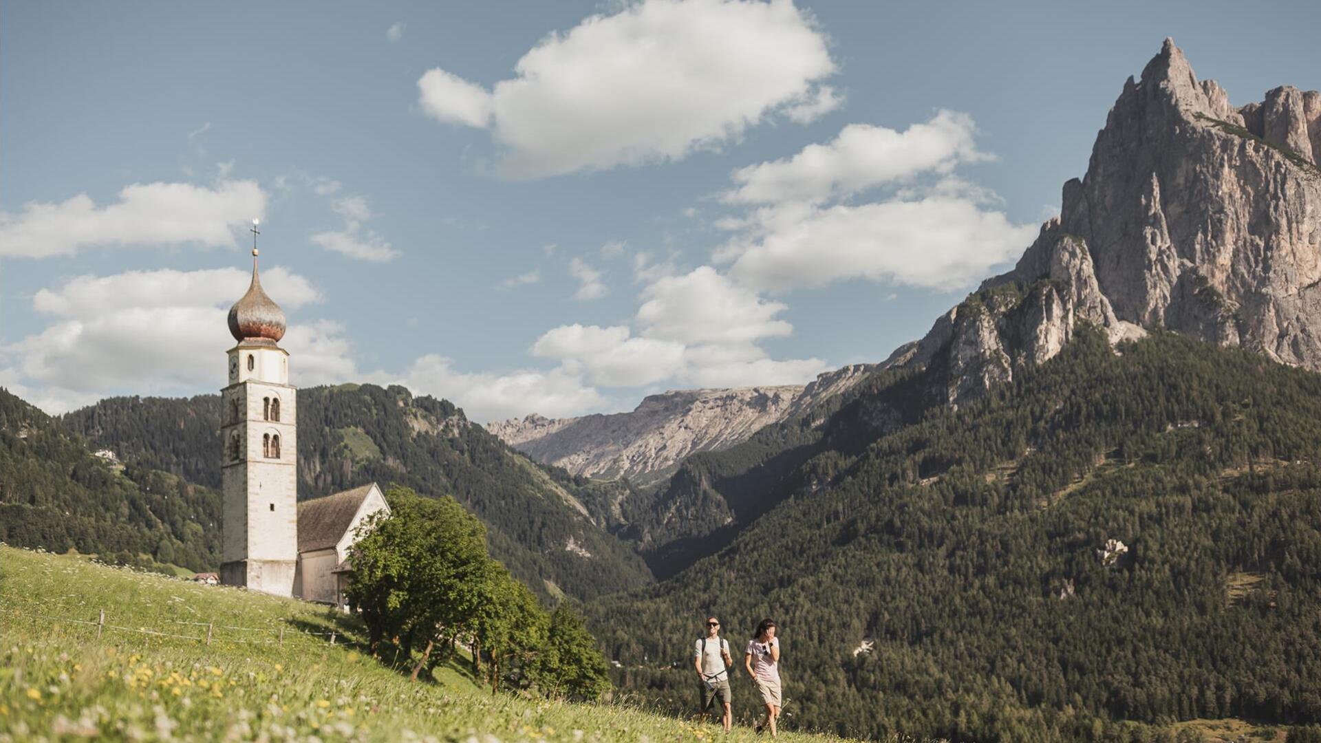 Chiesa parrocchiale di Siusi allo Sciliar, con le Dolomiti sullo sfondo