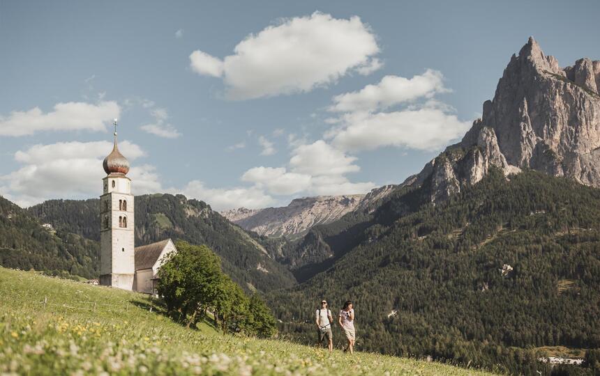 Chiesa parrocchiale di Siusi allo Sciliar, con le Dolomiti sullo sfondo