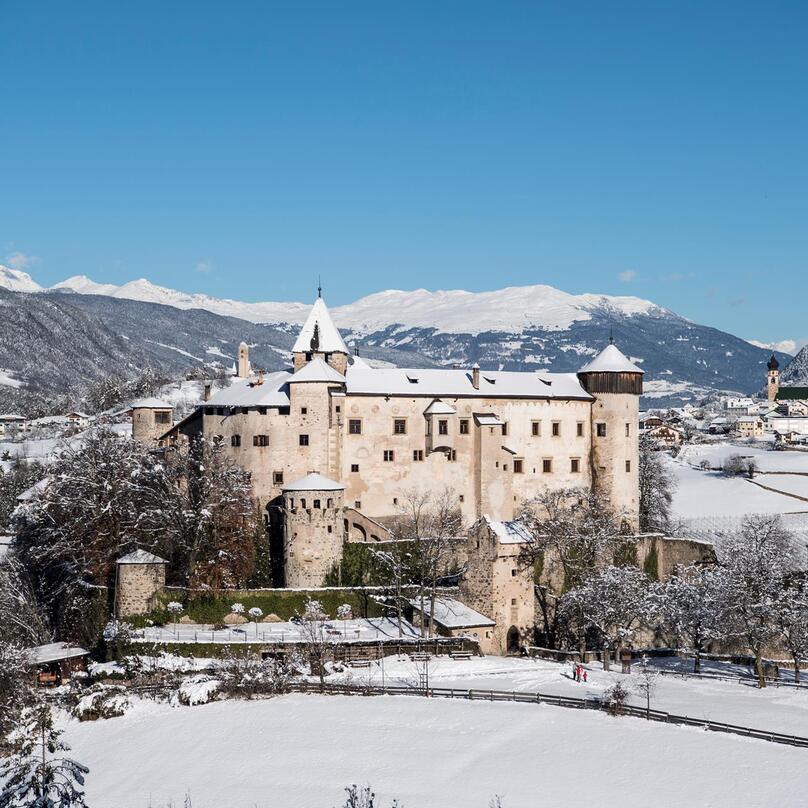 Schloss Prösels umgeben von verschneiter Landschaft