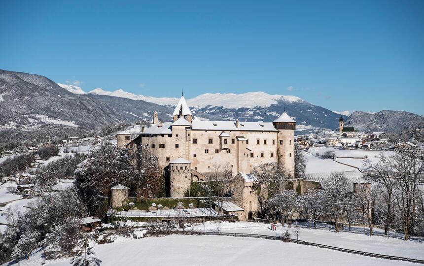Schloss Prösels umgeben von verschneiter Landschaft