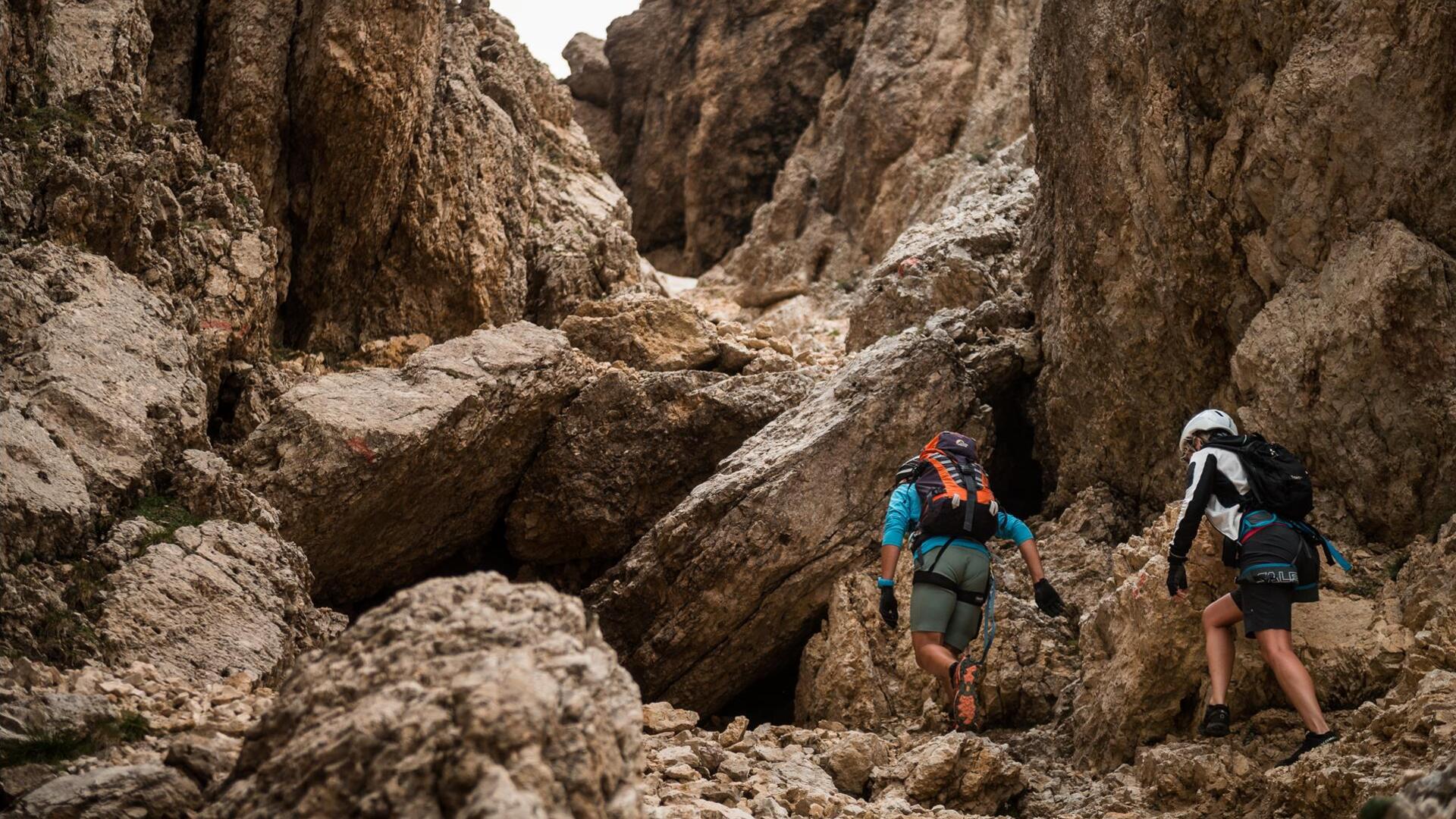 Zwei Personen sind auf einem Klettersteig unterwegs
