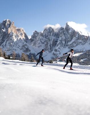 Zwei Personen beim Langlaufen auf der Seiser Alm